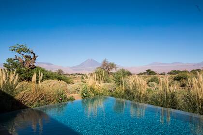 La pileta infinita del Tierra Atacama con vista al magnético volcán Licancabur.