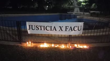 La pileta "La Dulce" durante el primer abrazo simbólico