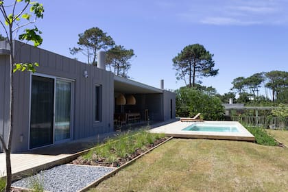 La pileta, la galería, el verde, el sol de la tarde: los exteriores son protagonistas indiscutidos en los proyectos de Wave.