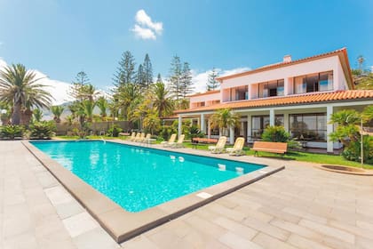 La pileta, rodeada de amplias terrazas, es uno de los espacios más utilizados por el futbolista y su familia durante sus estadías en su ciudad natal