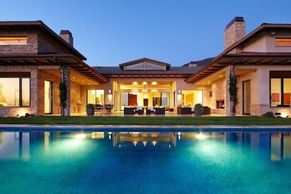 La pileta se llena con agua de mar