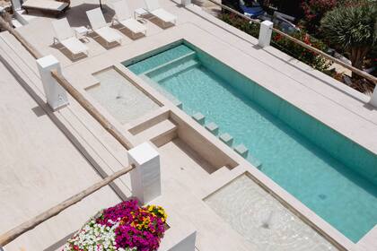 La pileta tiene 10 metros de largo y está climatizada para usarse todo el año.