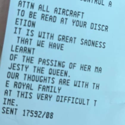 La piloto Katie recibió en su vuelo sobre Francia la triste noticia de la muerte de la reina de Inglaterra, Isabel II