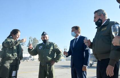 La piloto militar Sofía Vier festeja con miembros de la Fuerza Aérea, el gobernador Rodolfo Suarez y el ministro de Defensa, Agustín Rossi, el exitoso "Vuelo Solo", como parte de la especialización de caza, en la IV Brigada Aérea en Mendoza.