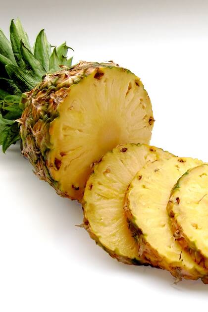 La piña es ideal para una cena ligera gracias a su aporte de fibra, vitaminas y bajo contenido calórico