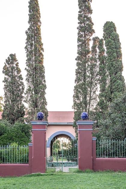 La piña es un símbolo de hospitalidad y bienvenida, Desirée las esculpió en cerámica y las ubicó en la entrada de la finca.