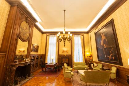 La pinacoteca de la Embajada de Italia preserva obras muy valiosas: en el estudio del Embajador está el cuadro "Sansón"