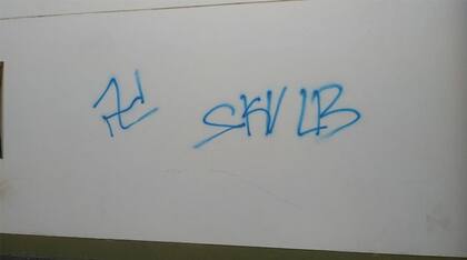 La pintada nazi en una de las paredes del templo de la comunidad evangélica de San Antonio, en Gualeguaychú