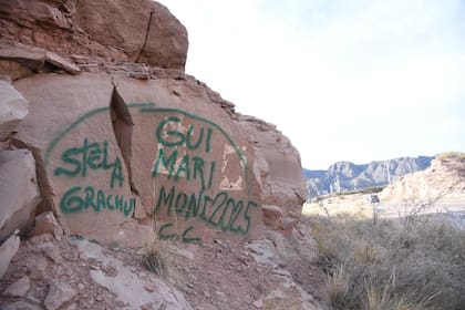 La pintada que dejaron en una roca del Dique Potrerillos un grupo de adultos mayores provenientes de la provincia de Buenos Aires