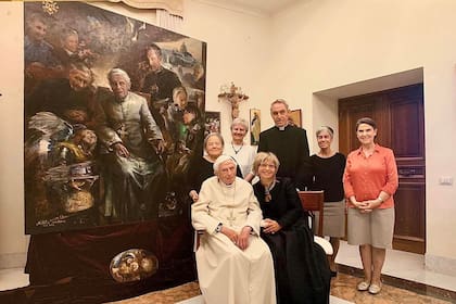 La pintora rusa Natalia Tsarkova ha presentado su última obra a Benedicto XVI en el convento del Vaticano, en noviembre de 2022