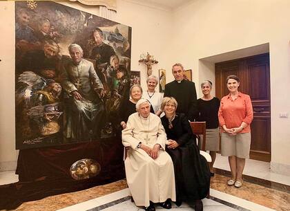 La pintora rusa Natalia Tsarkova ha presentado su última obra a Benedicto XVI en el convento del Vaticano donde reside en noviembre de 2022