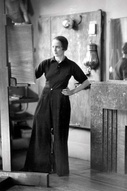 La pintora y grabadora en su estudio parisino, circa 1930, en total black, con pantalones anchos y remera polo.