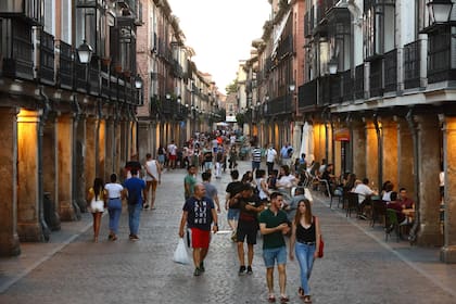 La pintoresca y tradicional Calle Mayor, con sus comercios, bares y restaurantes.