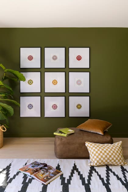 La pintura ‘Bancha 298’ (Farrow Ball) funciona como fondo para los nueve cuadros con yatras (símbolos de geometría sagrada originarios de la India) pintados por ellos y la mamá de Janine.