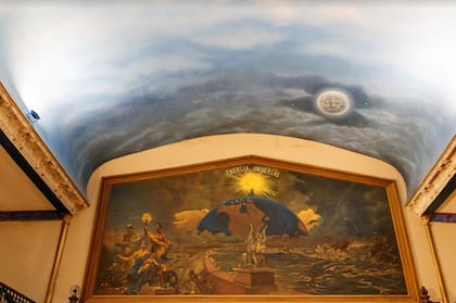 La pintura, cuya autoría es desconocida, es un "popurrí", según un miembro de la Gran Logia. A la izquierda están la "luz", el conocimiento y la justicia. Sobre la derecha, el caos, representado por un mar embravecido y barcos hundiéndose. El cuadro se ubica arriba de la puerta de entrada, es decir, el punto más alejado del escenario principal. Por eso la luna arriba. "Representa la oscuridad y la lejanía con la luz y la sabiduría". A medida que uno camina hacia el escenario principal, que es donde se sienta el Gran Maestre, el color del cielorraso va adquiriendo más luz, al punto de tener un sol radiante.