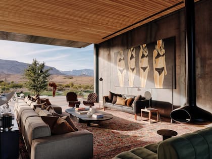 La pintura de gran formato es obra del estadounidense Alex Katz, emblemático precursor del arte pop. Las lámparas elegidas para el interior oscilan entre piezas de las marcas Caste y Vibia, y diseños de Davide Groppi y Louis Poulsen. Tanto el interiorismo como la iluminación fueron encargados al estudio Concept Lighting Lab.