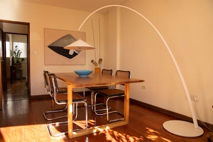 La pintura es de Mariela Scafati y, la escultura, de Nani Lamarque