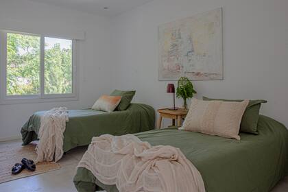 La pintura sobre la cabecera es una obra que Mauje Ayerza, la suegra de Clara, hizo especialmente para ella.