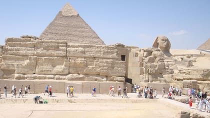 La pirámide de Keops, con la Esfinge al lado