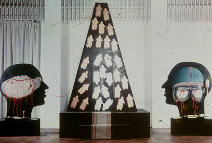 La pirámide de Saturno, exhibida en 1965 en el Premio Di Tella