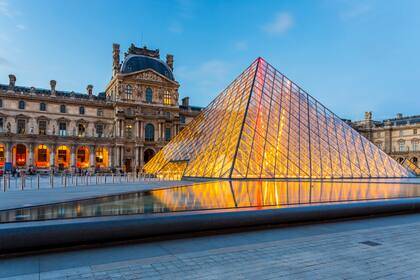 La pirámide del Louvre en Paris, Francia