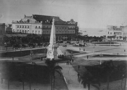 La Pirámide tiene una estatua de la libertad, escudos de provincias y otras representaciones