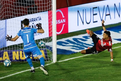 Pirueta de Matías Suárez para anotar frente a Huracán; el delantero no se considera goleador, pero lleva una aceptable marca de 21 tantos en 71 partidos en River.
