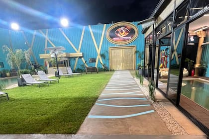 La piscina cerrada que se construyó donde antes estaba el gimnasio