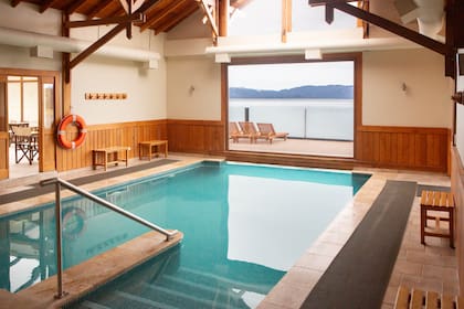 La piscina con vista al canal