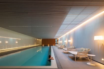 La piscina cubierta climatizada integra el más que interesante conjunto de amenities en un proyecto que desde cero fue pensado para el bienestar. Foto: Javier Agustín Rojas