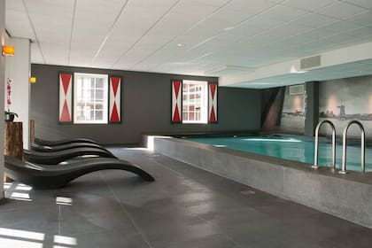 La piscina cubierta es otro punto destacado del hotel, que se encuentra a unos 18 km al norte del centro histórico de Ámsterdam.