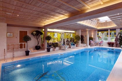 La piscina cubierta es uno de los amenities más usados de la casa