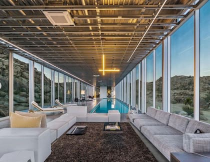 La piscina de la casa invisible de California