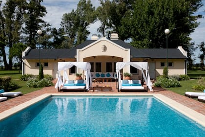 La piscina de La Fortuna, puro lujo en las afueras de Salto.