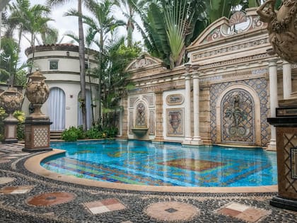 La piscina de The Villa Casa Casuarina, el hotel boutique que fue el hogar de Gianni Versace en Miami