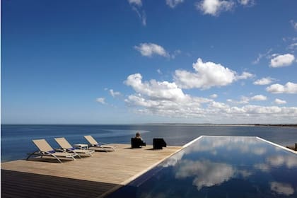 La piscina de VIK tiene vista al mar. Foto: El País Uruguay