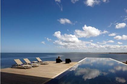 La piscina de VIK tiene vista al mar. Foto: El País Uruguay