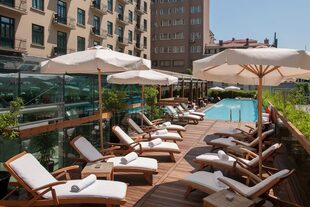 La piscina del hotel de lujo Macka Palace - Park Hyatt Istanbul