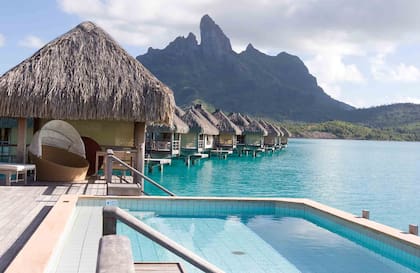La piscina del hotel St. Regis con imponente vista a las aguas turquesas de Bora Bora.