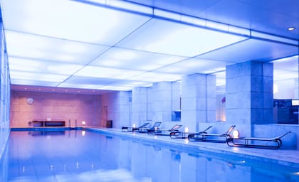 La piscina del Spa Duhau tiene luz tenue para favorecer la relajación