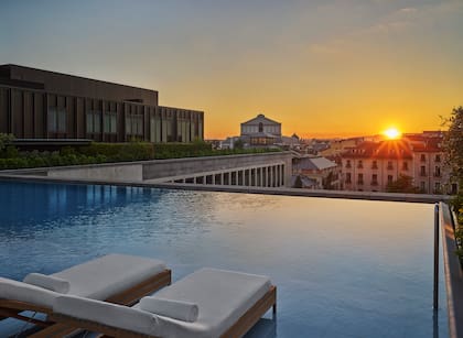 La piscina en la terraza del edificio permite contemplar el atardecer.