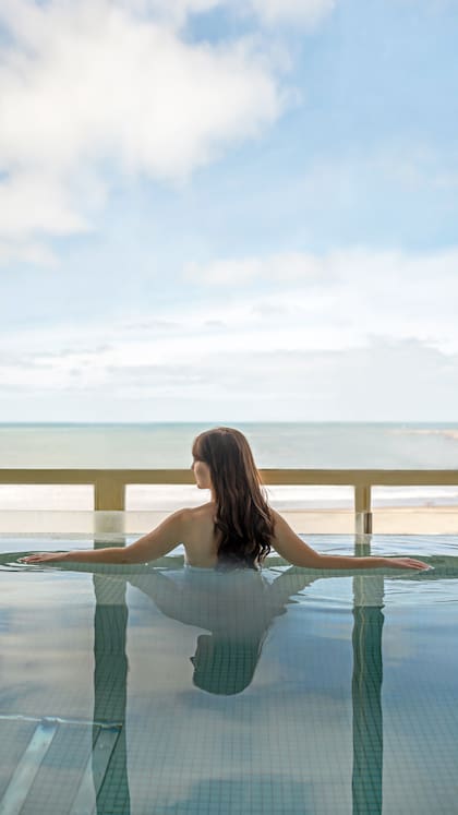 La piscina exterior del spa de Costa Galana es parte del circuito al que tienen acceso los huéspedes sin cargo extra.