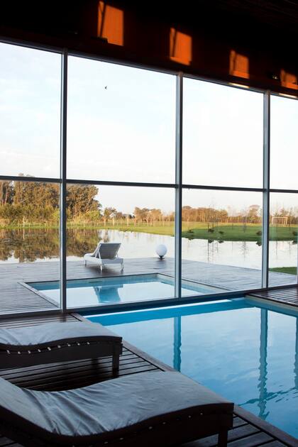 La piscina in-out, un lujo a la altura de un spa urbano con el plus de la vista al campo.