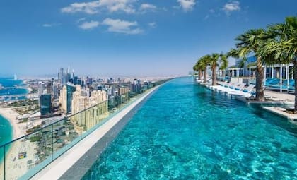 La piscina infinita más alta del mundo en el Address Beach Resort, en Dubái. Está a casi 300 metros de altura