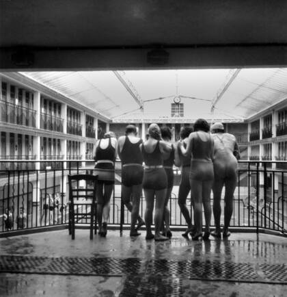 La piscina Molitor, hacia 1930. Otra de las fotos que se exhiben hasta el 11 de mayo.