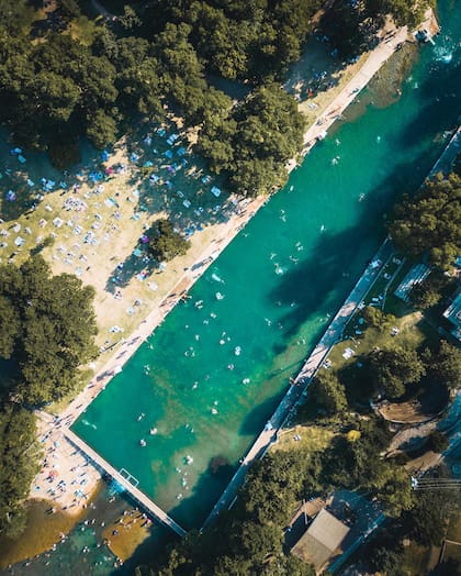 La piscina natural Barton Springs en Austin tiene una tarifa de entrada de solo US$5