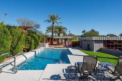 La piscina privada al aire libre es perfecta para disfrutar del clima soleado de Arizona durante todo el año