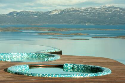 La piscina y jacuzzi exterior del Arakur Ushuaia es climatizada y tiene una espectacular vista abierta al Canal Baegle