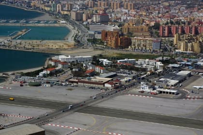 La pista de aterrizaje del aeropuerto atraviesa el istmo que une la pequeña península gibraltareña a tierra firme