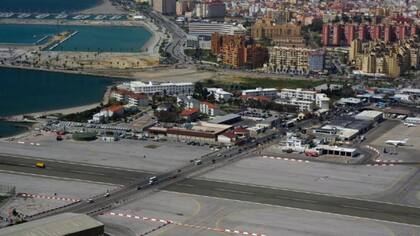 La pista de aterrizaje del aeropuerto atraviesa el istmo que une la pequeña península gibraltareña a tierra firme
